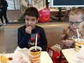 5. Uczniowie podczas wizyty w McDonalds 