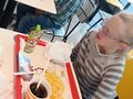 6. Uczniowie podczas spożywaniaposiłku w McDonalds 