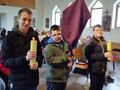 1.uczniowie stoją ze świecami i krzyżem na drodze krzyżowej w kościele w Konarzewie