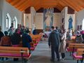 5.uczniowie stoją i modlą się przy kolejnych stacjach drogi krzyżowej w kościele