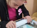 1. Dziewczynka wałkuje glinę 