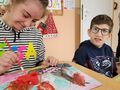 7. Dziewczynka maluje serce 