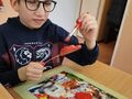 8. Chłopiec maluje serce 