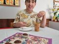 uczeń zjada upieczone muffinki