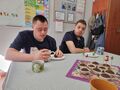 uczniowie degustują przygotowane muffinki