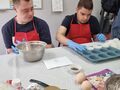 uczniowie przygotowują muffinki rozkładają foremeki do babeczek