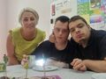 uczniowie wraz z znauczycielem siedzą przy stole