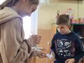 3. Dziewczynka wręcza koledze upominek
