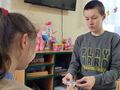 5. Dziewczynka wręcza koledze upominek