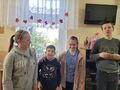 6. Dzieci pozują do wspólnego zdjęcia, stoją w klasie