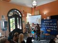 nauczyciele wraz z uczennicą witają gości