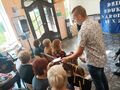 uczeń rozdaje prezenty nauczycielom