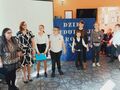 uczniowie wraz z nauczycielami tańczą w holu szkoły