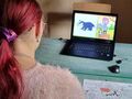 3. Liwia i pozostali uczniowie oglądają film edukacyjny o jeżu