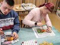 4. Liwia i Bartosz malują połówki dyni ozdobnej do pracy technicznej