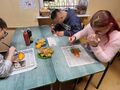 5. Oliwia Bartosz i Liwia kończą malowanie dyni