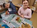 8. Liwia prezentuje wykonanego jeża natomiast Bartosz kończy pracę