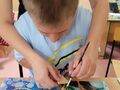 1. Uczeń z pomocą nauczyciela tworzy prezent dla rodziców 