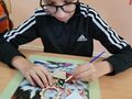2. Uczeń maluje drewnianą ozdobę dla rodziców 