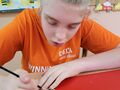 3. Uczeń maluje drewnianą ozdobę dla mamy 
