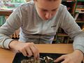 5. Chłopiec maluje ozdobę drewniany kwiat 