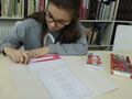 4. Wychowanka wykonuje flagę Polski. 