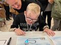 Uczeń z mamą przy zadaniach stolikowych
