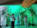 Występ uczniów na scenie w zimowym tańcu