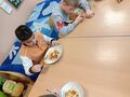 12. Uczniwoie jedzą spaghetti 