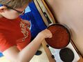 6. Uczeń miesza sos na spaghetti 