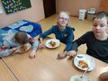 8. Uczniowie podczas zajadania spaghetti 