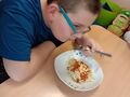9. Uczeń je spaghetti 
