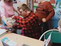 7. Uczeń losuje karteczkę z miłą treścią 