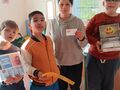 9. Uczniowie wraz z nauczycielem podczas dnia Życzliwości i Pozdrowień