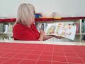2. Pani Bibliotekarka czyta książkę wychowankom. 