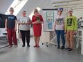 7. Wychowankowie skałdają życzenia Pani Bibliotekarce i pozują do zdjęcia. 