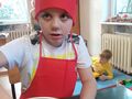uczeń przygotowuje ciasto na gofry