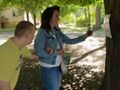 nauczycielka z uczniem skanuje kod qr z drzewa
