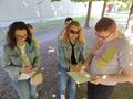 uczeń wpisuje w krzyżówkę hasła obok nauczycielki
