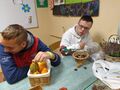 2. Adam i Bartosz wkładaja dynie i kasztany do koszyków