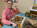 4. Liwia układa kompozycje z orzechów lisci i kasztanów