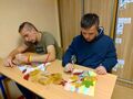5. Adam i Bartosz układają liscie w wazonie