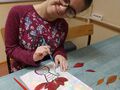 7. Oliwia przykleja liscie na kartkę