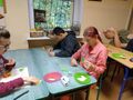 8. Uczniowie przygotowują jesienny deszcz z liści