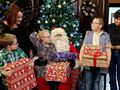 17 uczniowie razem z nauczycielkami stoją obok gwiazdora