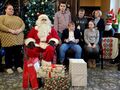 32 uczniowie razem z nauczycielką stoją obok gwiazdora