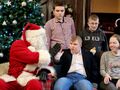 34 uczniowie razem z nauczycielką stoją obok gwiazdora