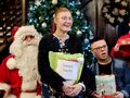 37 uśmiechnięta dziewczynka siedzi na kolanach gwiazdora obok siedzą koledzy z klasy