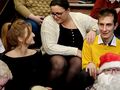 3 nauczycielki i uczniowie siedza na schodach