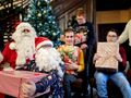 40 uczniowie razem z nauczycielką stoją obok gwiazdora